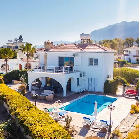 Homely Coastal Retreat With Stunning Views Villa Vavilas