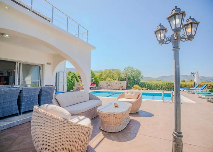Villa Georgina With Private Pool And Sea View *